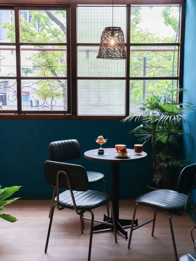 新開幕美甲美睫與咖啡廳的複合式空間。綿密細芋泥布丁、焦糖肉桂捲