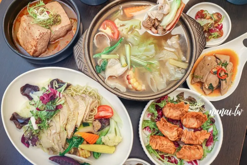 一個人吃台菜！經典口水雞麵，魷魚螺肉台味湯品不用湊一桌也能獨享，傳統台菜改良版，堅持原型食物清爽不油膩，吃過再N訪！