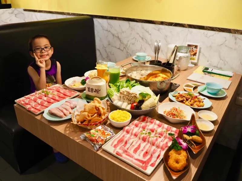 台灣火鍋第一品牌 最強冬陰功 追樂祕式泰鍋物 泰式火鍋全新菜單 全新店裝 1秒到泰國 - 藍色棉花糖咬蕃茄