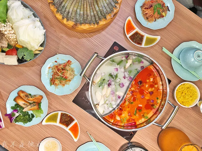 最歡樂最大火鍋集團  最狂排隊名店  追樂-祕式泰鍋物    酸甜開胃  加入會員 打卡還享特色餐點招待  府中站泰式火鍋