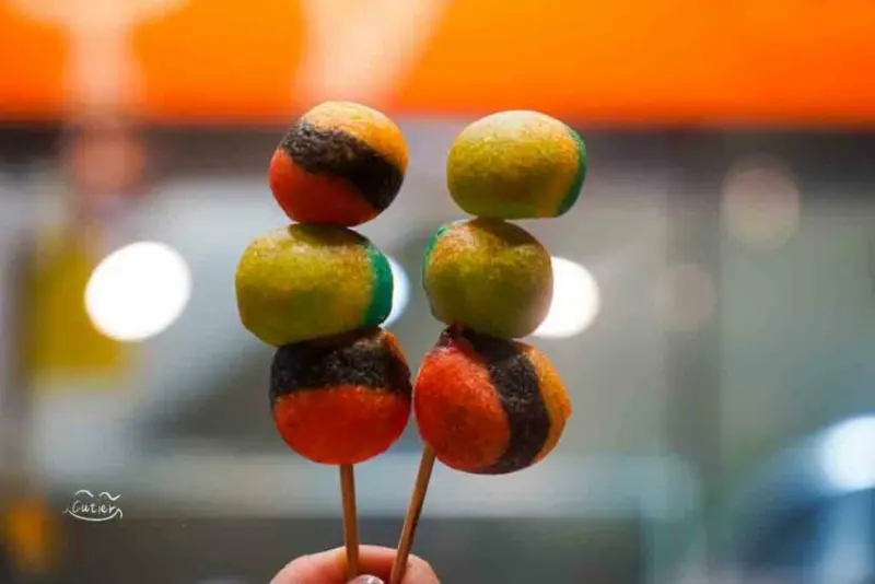 玖肆地瓜球 天然食材製作的彩虹地瓜球 來自台中逢甲 新竹繼續發光！ 新竹美食/台中美食 - Cutier吃飯中 來自台中的超人氣彩色地瓜球在新竹遠百對面！ 地瓜球玖肆地瓜球 沒有在跟你QQ蛋拉 難道你