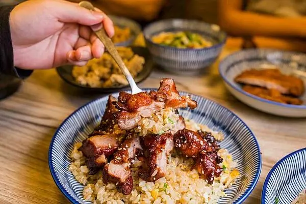 內湖科學園區美食推薦-明吉食堂，小小的社區食堂美味直逼大餐廳等級！沒有多餘的華麗裝潢但是大廚端出來的每一道菜都是自信之做！