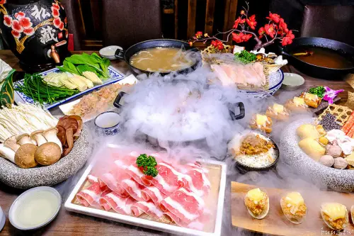 孟婆湯仙氣飄飄好浮誇，京品鍋物特色鍋底涮煮肉品海鮮滋味濃厚，享冰淇淋冰沙無限續～