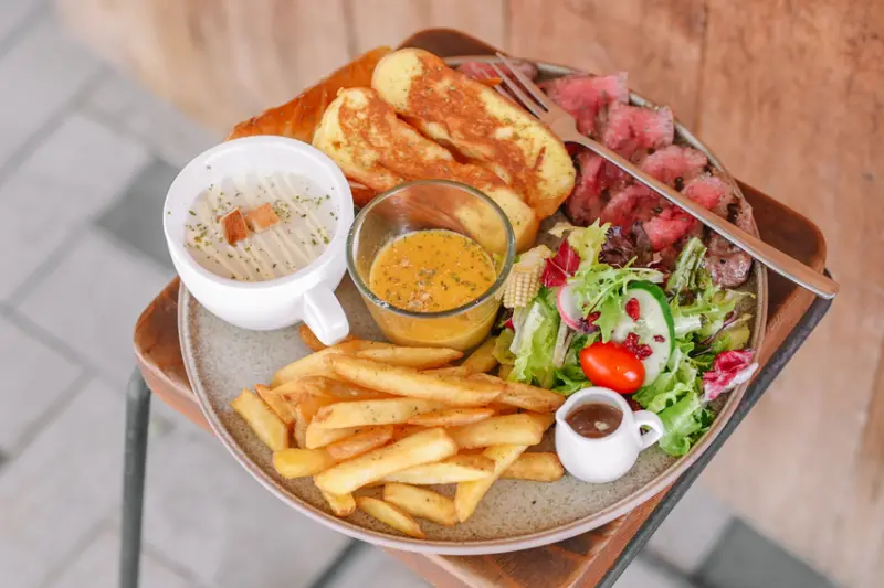 超熱門早午餐店！大份量拼盤早午餐可以吃到牛排起司土石流相當過癮阿@女子的休假計劃