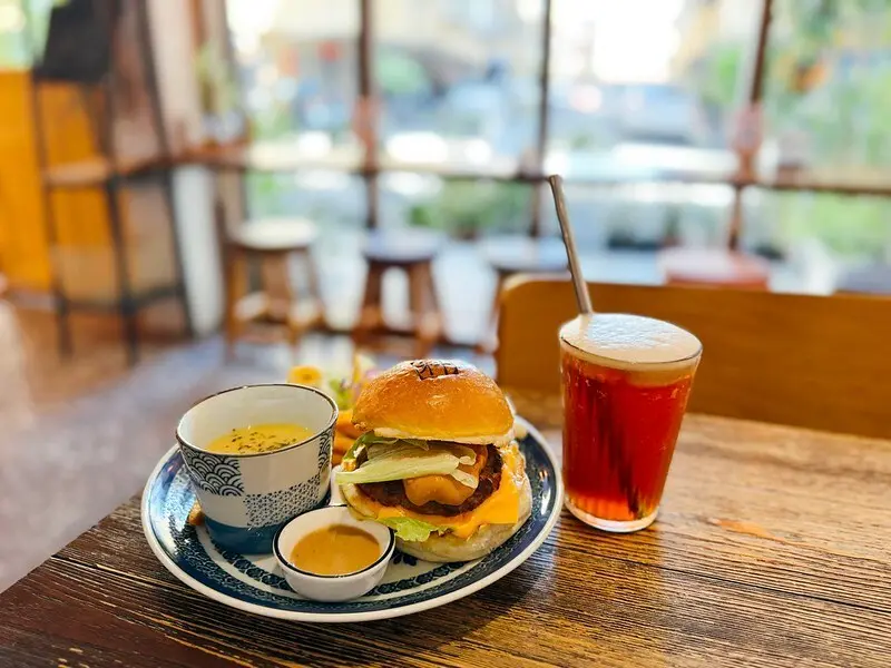 礁溪早午餐｜科科家，文青早午餐店，手做厚牛肉漢堡排，美味又有誠意。（宜蘭美食/礁溪美食）