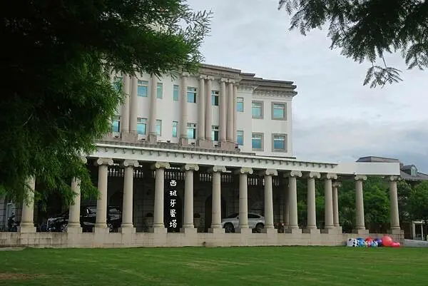 The White Paris 白宮渡假飯店｜宜蘭礁溪住宿首選！魚塭中央的白色建築、擁有千坪大草皮。超舒適的住宿空間，搭配吃到飽、喝到飽的下午茶，人生滿足大破表！