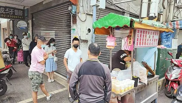 排隊人潮幾乎不中斷的爆人氣店家！網路上評價４.４顆星的爆高評價路邊攤美食，一流的食材水準，平民的價格