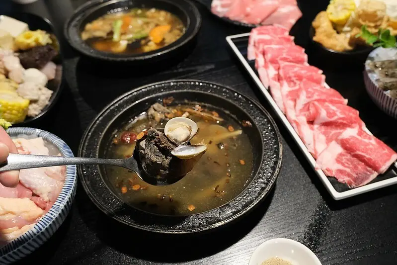 【淡水火鍋推薦】超人氣台式火鍋，中午限定$299的超值體驗價，新北淡水排隊名店~狂一鍋 淡水區插旗！