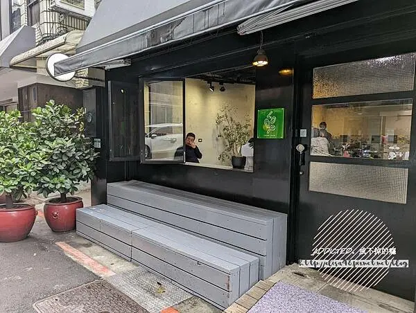 台北大安-[looproom] 近仁愛圓環國泰醫院旁，黑銀色太空科幻與綠意自然植栽，熱愛咖啡的帥氣親切美女主理人，多款精選咖啡豆不定時更新，咖啡調酒與隱藏甜點，前衛時尚不限時咖啡館