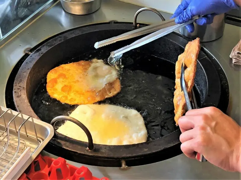 BOOM 炸彈蔥油餅 楊梅店｜獨門醬料一吃就愛上！現點現做高CP值蔥油餅！正統韓式泡菜酥脆蔥油餅！桃園美食推薦、楊梅美食推薦、桃園外帶推薦、楊梅外帶推薦、楊梅小吃推薦 - 佛系旅遊筆記