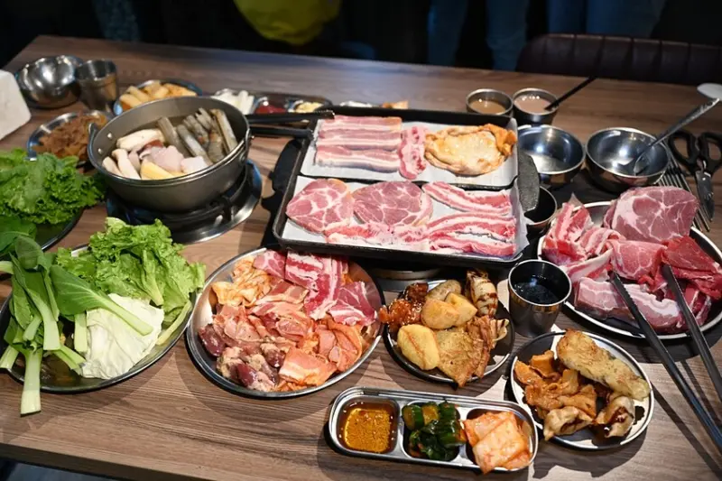 高雄韓式燒肉吃到飽推薦。八道晟韓式火烤吃到飽 文橫旗艦店｜多達60幾種食材、各式肉品、內臟、海鮮、韓式小菜、韓式炸雞 只要$328起 通通無限量供應！ - 快樂的過每一天