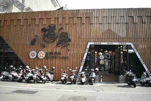 高雄食記【八道晟韓式火烤吃到飽 文橫店】中午只要328元就可以好好享用，無限量供應17種不同肉品，4種海鮮的韓式燒肉，年糕QQ的也好好吃。