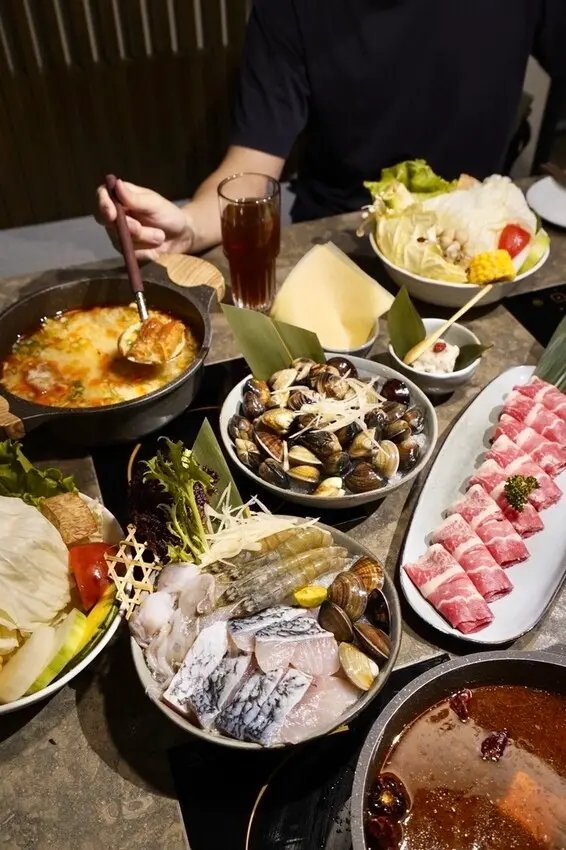 丹生炊事－飯店裡面超寬敞日式簡約風格裝潢火鍋，超特別鹹豆漿湯底，1斤文蛤只要99元，板橋高CP值火鍋
