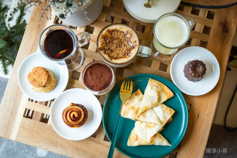 桃園八德美食下午茶-FIH Café 幸蘊坊，有美味的手工甜點，輕食好喝的咖啡，更有精緻的各式調酒！把所有美好的事物全都裝進來的一間美好小店。不過大家要記得開車不喝酒喝酒不開車～飲酒過量有害健康唷