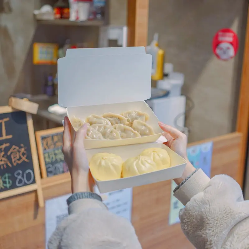 開到半夜的蒸餃，不沾醬就很夠味，還有鹹甜鬆軟的奶黃包 | 【台北 萬華區】蒸餃棧