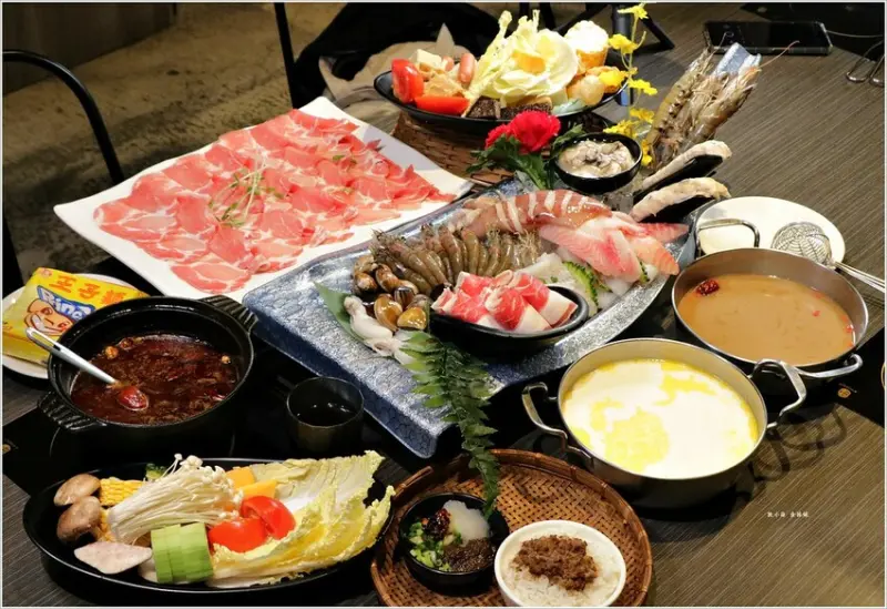 【高雄】肉多多火鍋 仁武店‧最潮火鍋品牌 最夯排隊名店，肉多多火鍋大變身 三人行必有麻辣吃 點三份即贈一鍋 爆炒川府麻辣湯