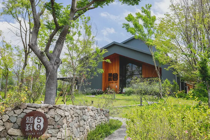 【北屯區/大坑】 有著大草皮、好景色、座落在山之間的樸實餐廳-TOUKE頭嵙859