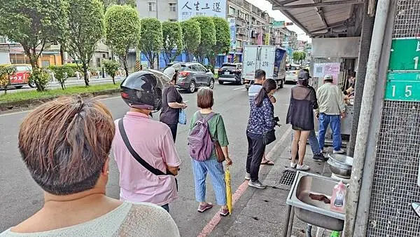 【三重美食】三民便當店-在地人讚不絕口的爆人氣排骨飯