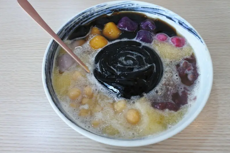 桃園甜品芋圓堂~冰沙豆花、玫瑰仙草、四色芋圓、牛奶雪花冰。最便宜的一碗只要50銅板價!