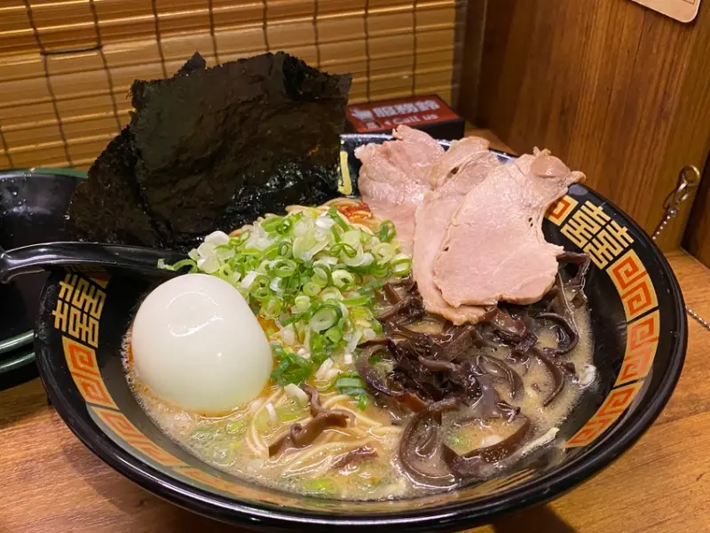 【台中 拉麵】一蘭拉麵 台中朝富店，經典款的豚骨拉麵熱氣繚繞是想念的那個味道