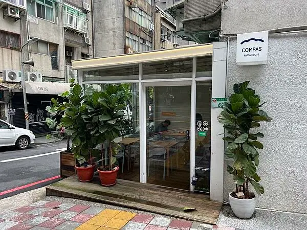 台北松山區-康帕斯意麵屋Compas Pasta| 台北轉角處超美透明玻璃屋，寵物友善餐廳