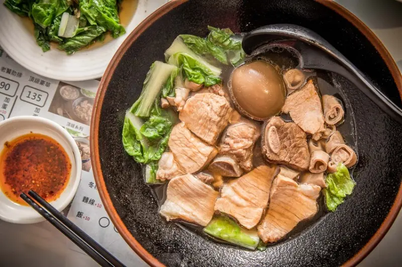 整碗都是肉肉！免百元就可以享受道地馬來西亞肉骨茶，免費續湯喝到飽