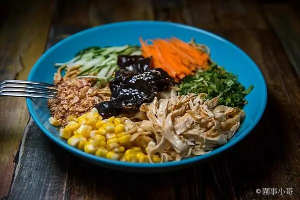 元智興仁美食-老章川渝涼麵，悶熱的時候來一份微帶香麻的蔬食川渝涼麵吧！口味輕爽又讓人覺得滿足呢～外帶也很方便啊～