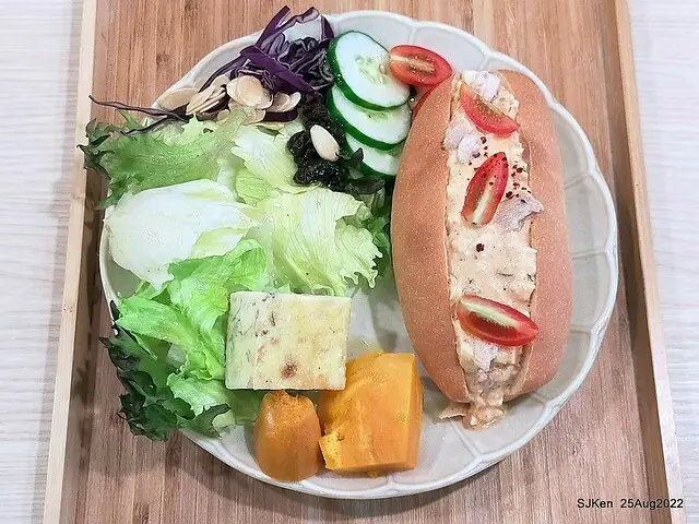 「山茶咖啡」--- 「番茄鮪魚口味蛋沙拉麵包 + 綜合沙拉 + 玉子燒 + 地瓜 +金萱茶」超值早餐套餐，風味絕佳好看又好吃!