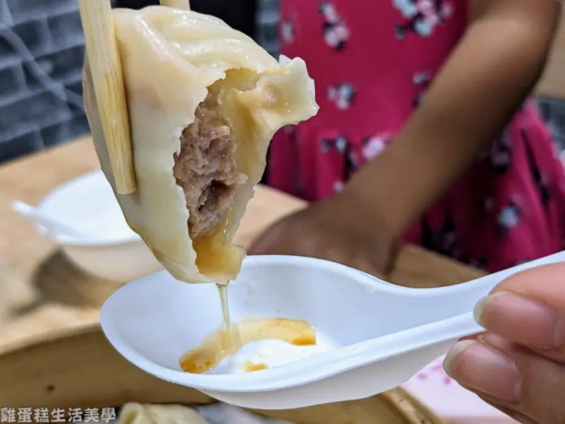 【苗栗食記】圓聚鼎小籠包 - 小籠包咬開滿滿的爆漿湯汁，蘿蔔糕和菜肉蒸餃也大推