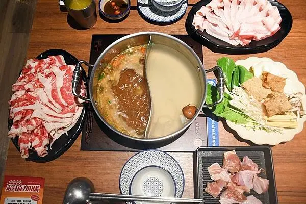 新光三越中最隱密的火鍋店～【這一小鍋－新光左營店】以傳統風味、創新享受！搭配超狂的自助吧，讓人吃到超