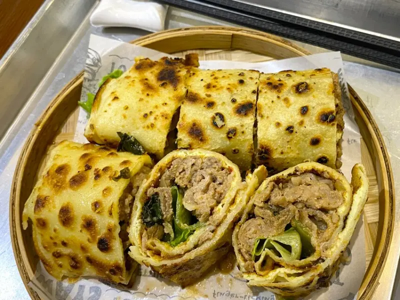 【台中 早餐】LOWCA 勞咖~炸饅頭/厚酥蛋餅專門店，厚酥皮蛋餅跟燒餅吃起來傳統味飄香充滿創意與飽足感