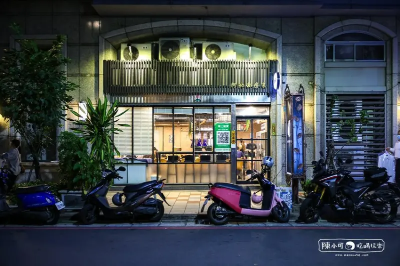 大家都來一盤手臂長的好吃炒飯，新莊隱密深夜食堂，在地人宵夜好去處！