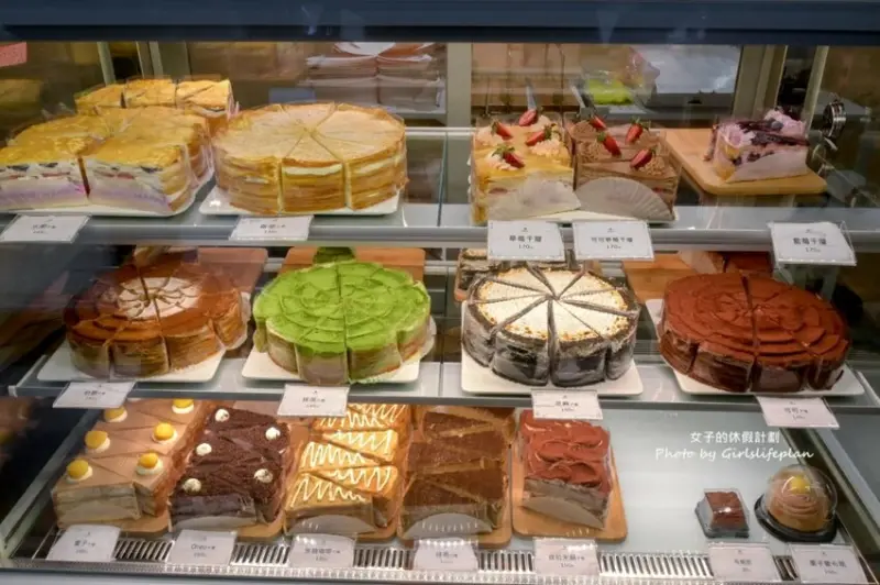 超平價千層蛋糕專賣店只要百元就可以吃到，草莓千層蛋糕也無敵大推