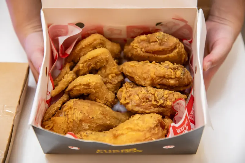 台中市西屯區法大炸雞西屯店｜炸雞界的一方之霸！一咬會噴汁的酥脆薄皮炸雞