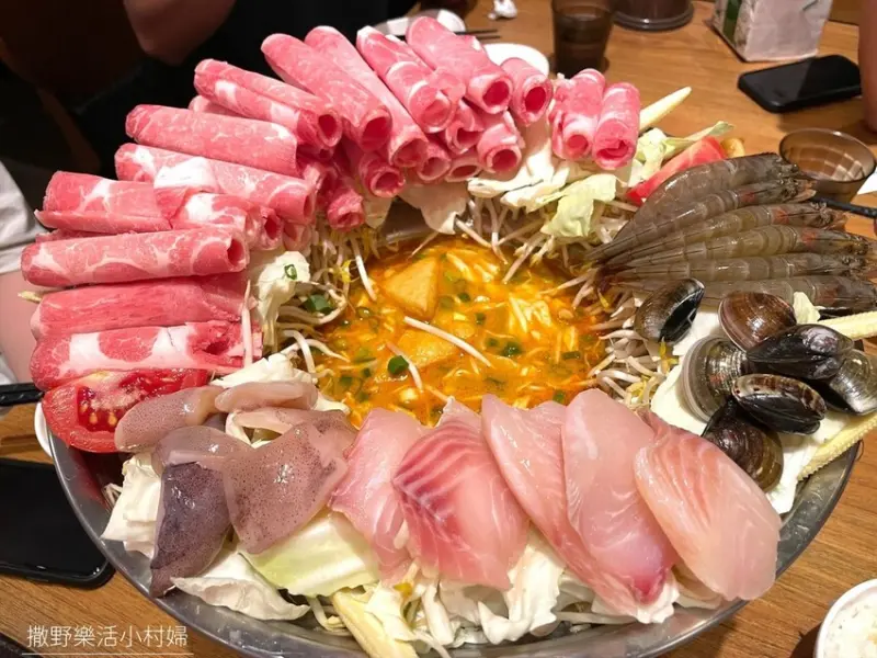 酸辣海陸推推鍋吃過沒？滿滿浮誇的料給它推下去，好吃又趣味【阮小越】越南特色料理，近松山車站、捷運後山埤站