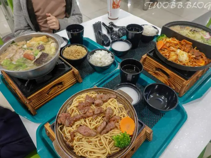 新竹美食｜鼎璇一鍋一燒》新竹大潤發美食街的平價美食，百元享用鍋燒兩吃，精熬湯頭，絕不使用高湯粉，自製食材良心店家，新竹第一名平價火鍋。 - 1個媽咪2個寶