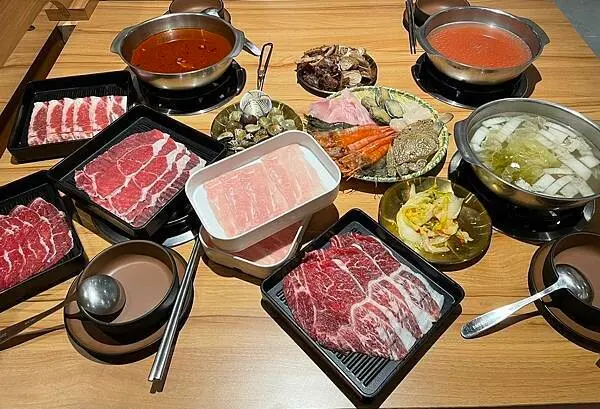 金門美食推薦【鍋坊】十種特色湯頭任君挑選，688套餐和牛讓你吃到飽在享有自助吧美食飲品甜點無限供應。