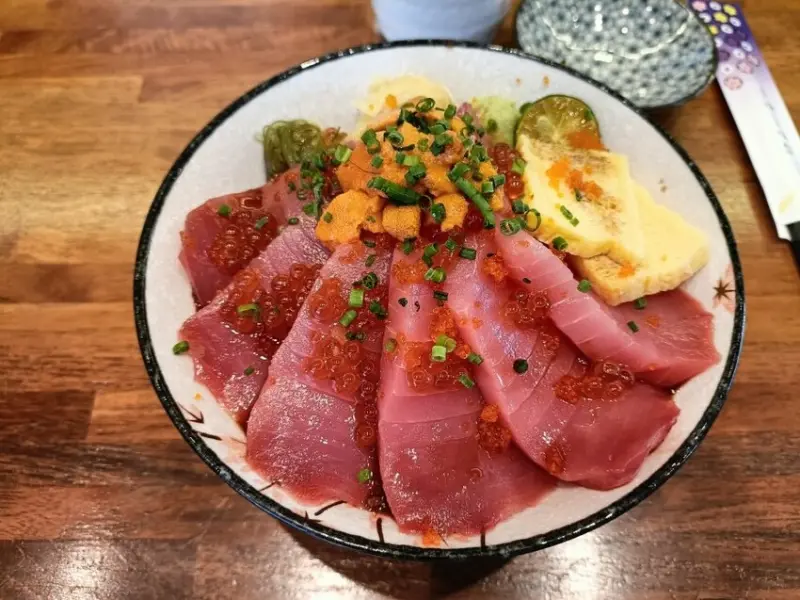 板橋美食|封鮨日式食堂，職人手作超澎湃海鮮丼飯!食材鮮、份量多，一吃就愛上!