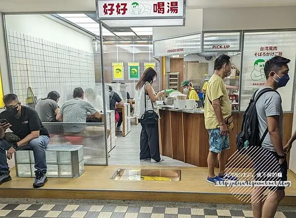 台北信義-[純發魯肉飯] 近永春捷運站5分鐘，銅板價美味燉雞湯與台味魯肉飯，人氣平價深夜食堂美食，童趣卡通風格文青小吃專賣