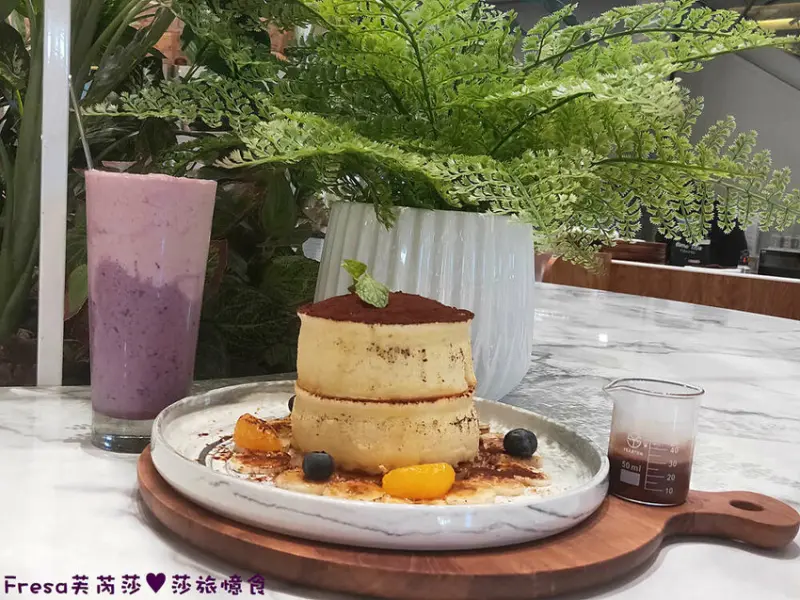 高雄甜點【成真咖啡】凹仔底捷運站周邊咖啡廳.濃郁苦甜可可舒芙蕾的幸福午茶│高雄義享天地店│鼓山美食 - Fresa芙芮莎♥莎旅憶食