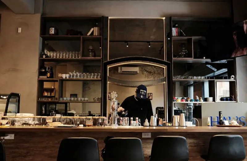 巨蛋巷弄最清幽高質感的 HAUS Coffee，嘻哈時尚咖啡師、極簡輕工業風 X H'S VIBE齊來卡獨享優惠 - 跟著尼力吃喝玩樂＆親子生活