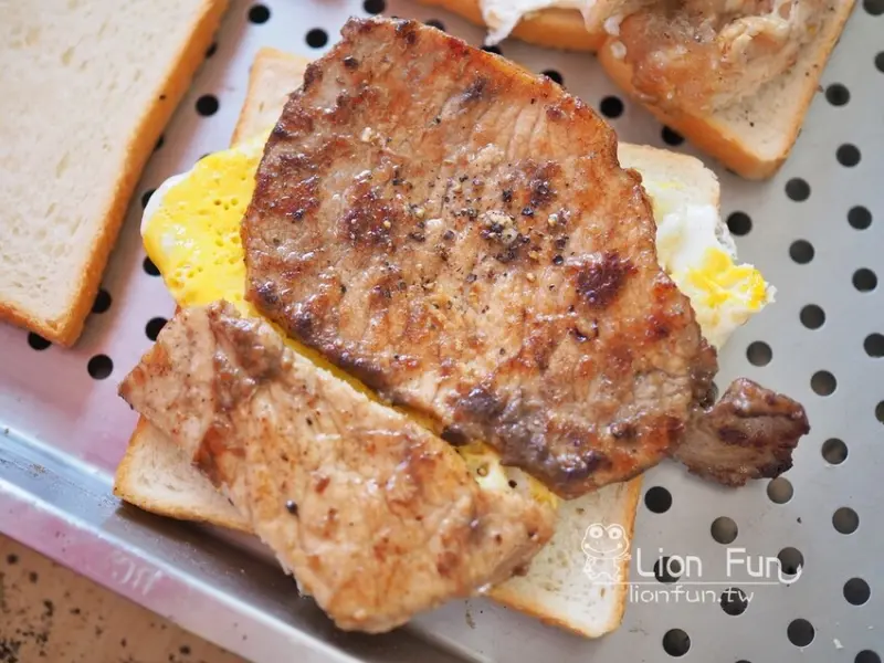 高雄路竹早餐｜晨吉司漢肉排蛋吐司路竹國昌店。晚來就賣光的肉蛋吐司｜嫩雞排吐司