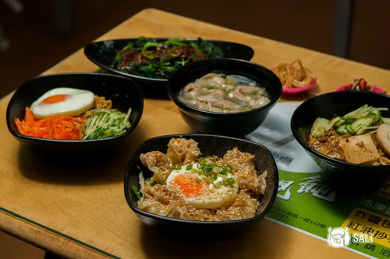 周記餛飩｜台中餛飩推薦，中華路夜市美食，包進整隻鮮蝦的餛飩，飽滿鮮甜，還有飲品、三款小菜吃到飽