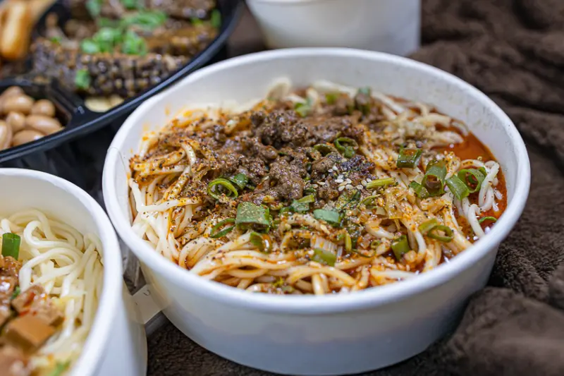 基隆路上美食基地，可點餐自取在文青內用區享用，也可在家輕鬆品嘗人氣美食｜kitchen now 蘭芳麵食館信義外送專賣店