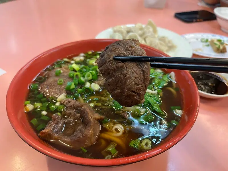 梁師傅牛肉麵餃子館｜八里最有名氣的牛肉麵，牛肉軟嫩大塊，湯頭與麵條也很完美