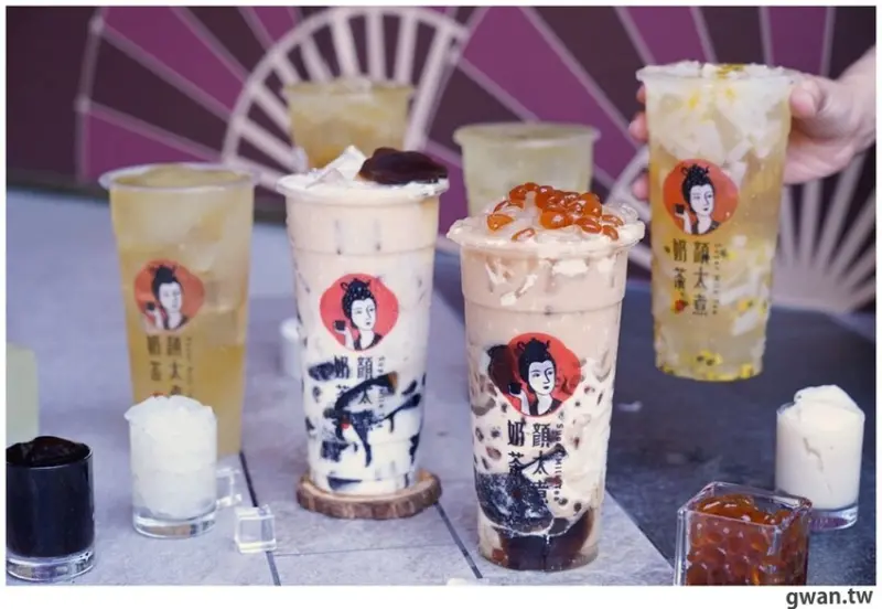 一中新開飲料店，主打厚鮮奶茶加滿滿配料，喝一杯就好飽！
