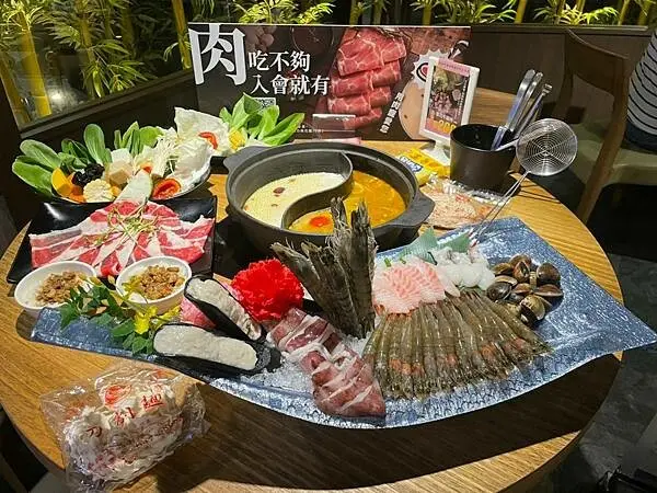 台南火鍋推薦【肉多多火鍋-台南大遠百公園店】火鍋第一品牌。肉粉FUN暑假感恩回饋，公開分享FB貼文，即贈好禮5選1。直接下殺5折肉多多火鍋$399外帶餐，樂多多集團讓你吃了歡樂多多~