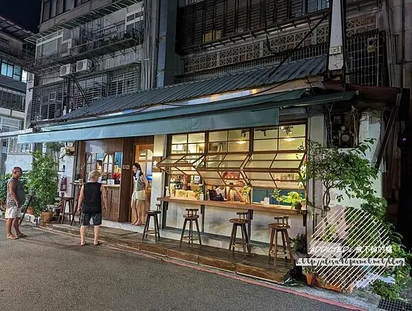 台北大安-[布子咖啡] 近東門捷運站5分鐘永康商圈，復古窗帷IG熱門打卡點，特色甜甜圈佐自家烘焙咖啡，巴黎街頭感新開幕老宅咖啡館，重返老上海外灘租界復古年代