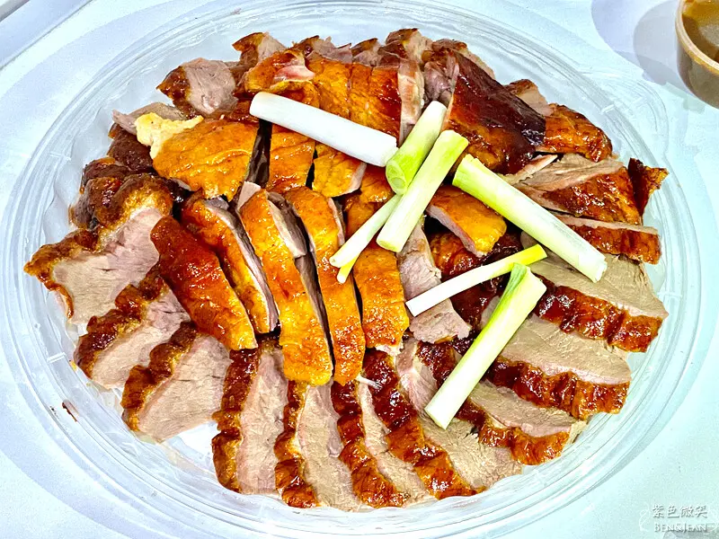 逸馨烤鴨～烤鴨色澤油亮誘人，鴨皮爽脆肉質細嫩，入口咀嚼愈嚼愈香｜羅東美食小吃 宜蘭烤鴨推薦