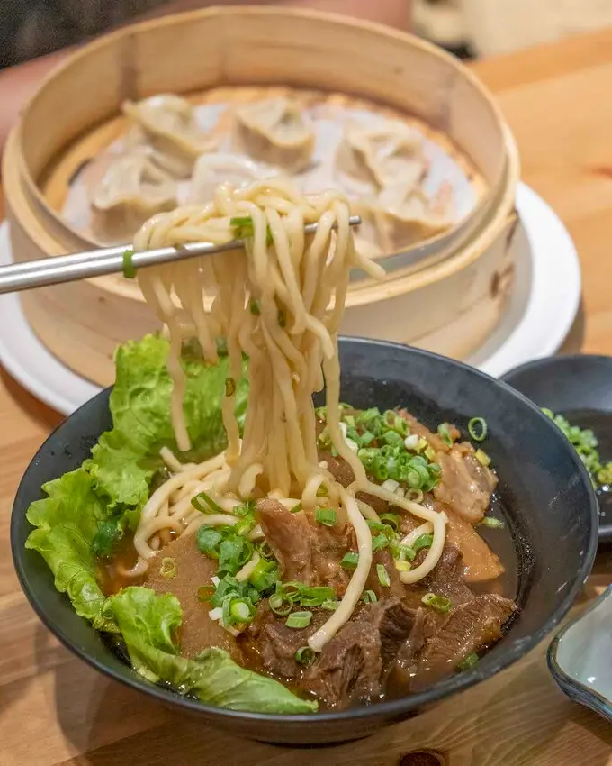 竹北 火牛·牛肉麵2.0｜街邊餐車牛肉麵專賣！！半筋半肉湯頭香醇濃郁，滷豬腳超下飯